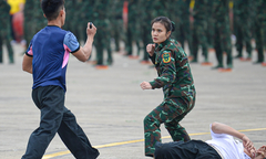 Nữ đặc công biểu diễn đánh côn nhị khúc, võ thuật đối kháng điêu luyện