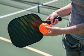 Đang chơi pickleball, người đàn ông bỗng đổ gục, nghi do đột quỵ