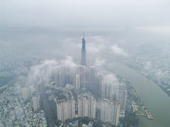 TP.HCM se lạnh, sương mù 'nuốt chửng' các tòa cao tầng