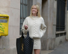 Cách kết hợp áo len dệt kim phù hợp nhất với phụ nữ ở độ tuổi 50