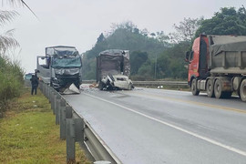 Hai xe tải va chạm trên cao tốc Nội Bài - Lào Cai, 3 người thương vong