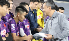 Chủ tịch VFF tặng quà lấy may cho HLV Kim Sang-sik