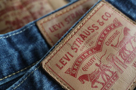 Tại sao cạp quần jeans lại có nhãn da?