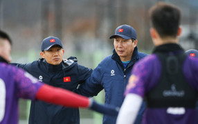 HLV Kim Sang-sik loại 7 cầu thủ: Ai mất suất dự AFF Cup?