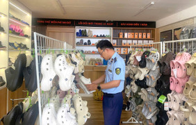 QLTT phát hiện cửa hàng bán hàng trăm đôi dép giả mạo nhãn hiệu nổi tiếng