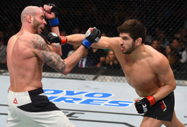 'Quái thú' tung 30 cú đấm liên hoàn, đối thủ đứng im chịu trận