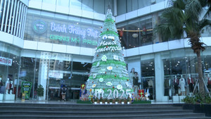 Cận cảnh cây thông Noel khổng lồ làm từ 3000 chai nhựa ở Hà Nội