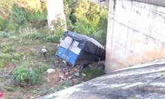 Xe tải rơi xuống vực ở cao tốc La Sơn-Hòa Liên, ca bin bốc cháy ngùn ngụt