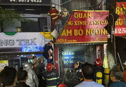 Cháy cửa hàng bánh mì ở Hà Nội, cảnh sát dùng thang cứu 3 người mắc kẹt