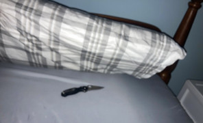 Vì sao nhiều người đặt dao kéo ở đầu giường?