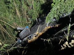 Ô tô đầu kéo chở than từ Lào lao xuống vực sâu ở Thừa Thiên - Huế