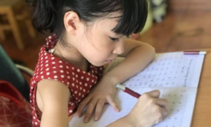Vợ chồng chiến tranh lạnh vì ép con luyện viết chữ đẹp đến nửa đêm
