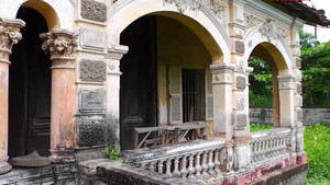 Cận cảnh ngôi nhà cổ 100 tuổi đầy cỏ dại ở TP.HCM