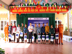 170 hộ nghèo và gia đình chính sách được tặng bóng đèn tiết kiệm điện