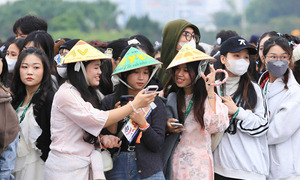 Phe vé sôi nổi trước giờ diễn concert 'Anh trai say hi', giá chênh đến 1 triệu