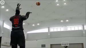 Cận cảnh robot hình người ném bóng rổ xa nhất thế giới 
