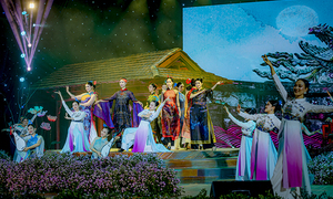 Vẻ đẹp trường tồn trong lễ hội Áo dài Festival Huế 2024 -'Linh Phụng' 