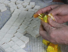 Khám phá làng bánh ngũ sắc tiến vua không thể thiếu dịp Tết xứ Huế 