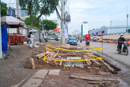 Sắp hết hạn thi công, dự án đường nối vào sân bay Tân Sơn Nhất vẫn ngổn ngang