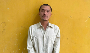 Bắt tài xế xe tải vụ người đàn ông bám trước đầu xe đang chạy ở TP.HCM