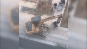 Máy xúc 'phát điên' đùa giỡn với chủ