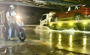 Khổ sở lội nước trên đường hơn 700 tỷ dù trời không mưa: Chủ đầu tư lý giải