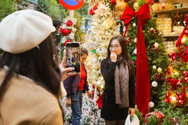 Giới trẻ Hà thành lên đồ 'check-in' Giáng sinh sớm ở phố Hàng Mã