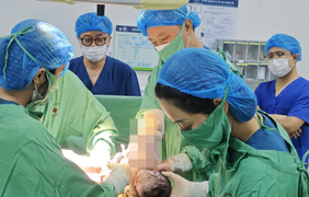 Bác sĩ ‘căng não’ phẫu thuật lấy song thai cho sản phụ nặng 128kg