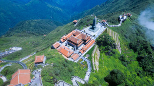 Đỉnh Fansipan ngày không mây có gì thú vị?