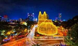 Ngắm nhà thờ Đức Bà phủ kín ánh vàng, lung linh như cung điện cổ tích