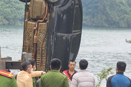 Phát hiện thi thể trong ô tô rơi xuống hồ thủy điện Hòa Bình