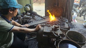 'Giữ lửa' cho xóm lò rèn trăm tuổi trong khu phố cổ nổi tiếng xứ Huế