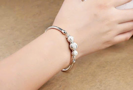 Nên đeo vòng tay bạc ở tay trái hay tay phải?