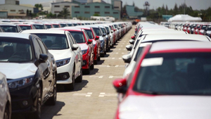 Tháng cuối giảm phí trước bạ, doanh số bán ô tô tăng đột biến