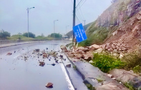 Mưa lớn gây sạt lở, đất đá đổ xuống đường ở TP Nha Trang