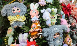 Cây thông Noel túi mù độc lạ hút khách dịp Giáng sinh