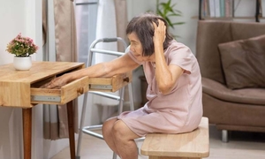 Cụ bà nhiều đêm mất ngủ, đòi thay ổ khóa vì sợ mất trộm: Bác sĩ nêu nguyên nhân