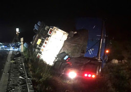 Xe tải tông xe đầu kéo trên cao tốc Vĩnh Hảo - Phan Thiết, tài xế tử vong