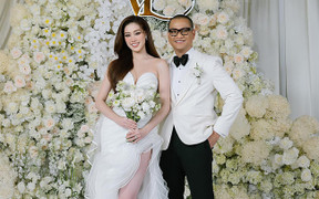 Không gian cưới tràn ngập hoa tươi của Hoa hậu Khánh Vân