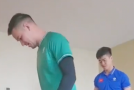 Duy Mạnh dạy Nguyễn Filip 'đốt vía'