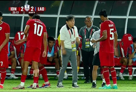 HLV Shin Tae-yong tức giận quát 2 cầu thủ Indonesia ở trận hòa với đội tuyển Lào