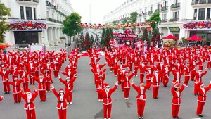 Danko City - giáng sinh diệu kỳ với 300 Ông già Noel