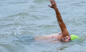 Những 'kình ngư' bơi lội dưới sông Hồng trong ngày Hà Nội rét nhất từ đầu đông