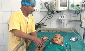 Mẹ nhổ cả sắn non bán, chắt chiu từng đồng cứu con trai bỏng thập tử nhất sinh