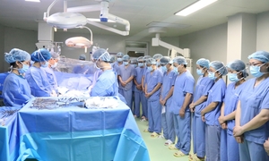 60 y bác sĩ cúi đầu tri ân chàng trai 18 tuổi chết não hiến tạng cứu người