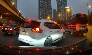 Xe ô tô bật xi nhan trái nhưng rẽ phải bị phạt bao nhiêu tiền?