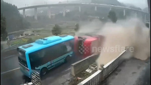 Xe tải chở cát lật nhào tông thẳng xe buýt