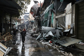 Cảnh sát dùng máy xúc mở đường dập tắt đám cháy 10 xưởng gỗ ở Hà Nội 