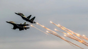 Xem SU-30MK2 trình diễn thả mồi bẫy nhiệt trên bầu trời Hà Nội