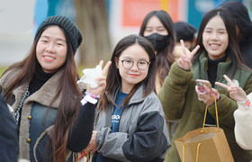 Fan nữ vượt 200km, xếp hàng từ 6h mong gặp anh tài Tự Long, Đăng Khôi